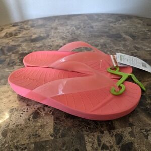 Crocs sz 8 splash glossy flip flops NWT casual summer beach vacation resort